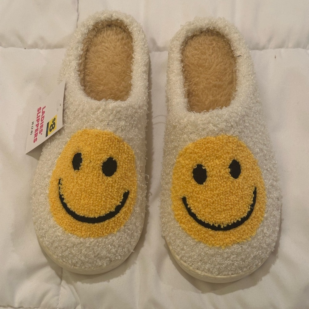 💥 $5 if bundled - Women's Medium Size 7 - 8 Smiley Face Plush Slippers